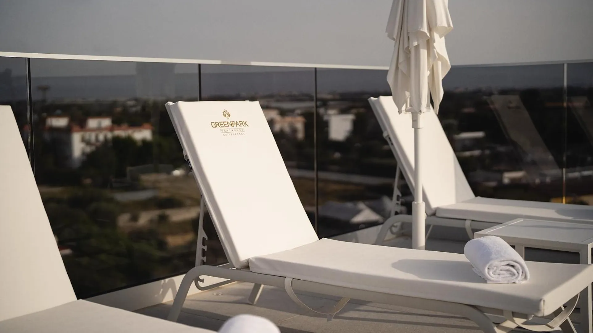 Green Park Penthouse Suite & Pool - Heated Pool - Bari Bed & Breakfast
